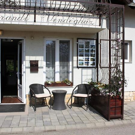 Rembrandt Vendeghaz Hotel Kisbér Exterior foto