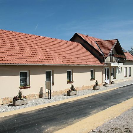 Rembrandt Vendeghaz Hotel Kisbér Exterior foto