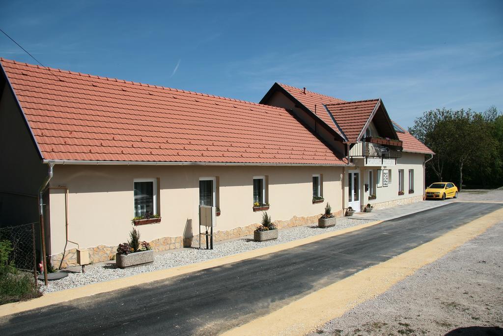 Rembrandt Vendeghaz Hotel Kisbér Exterior foto
