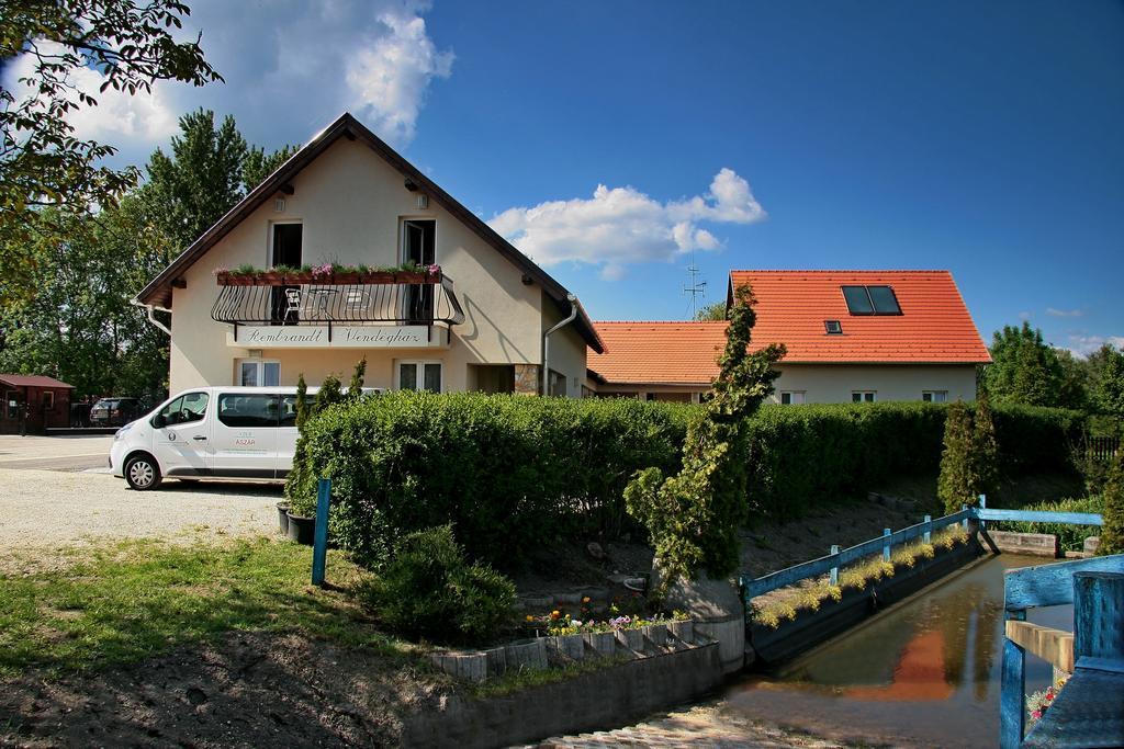 Rembrandt Vendeghaz Hotel Kisbér Exterior foto